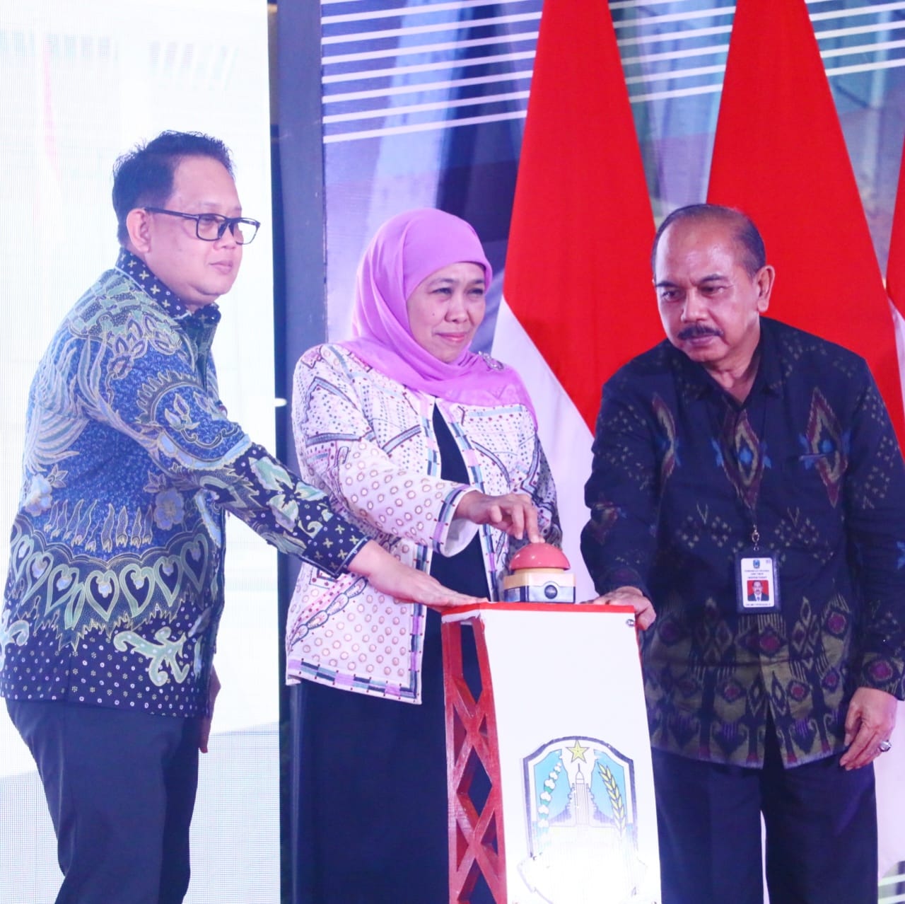Gubernur Khofifah saat meresmikan gedung baru Inspektorat Provinsi Jawa Timur di Sidoarjo, Jumat (31/3).