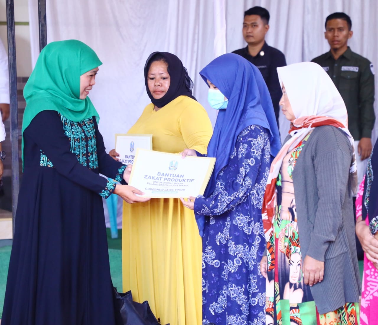 Gubernur Khofifah saat membagikan Zakat Produktif untuk 100 pelaku usaha ultra mikro di Kabupaten Pamekasan, Minggu (2/4).
