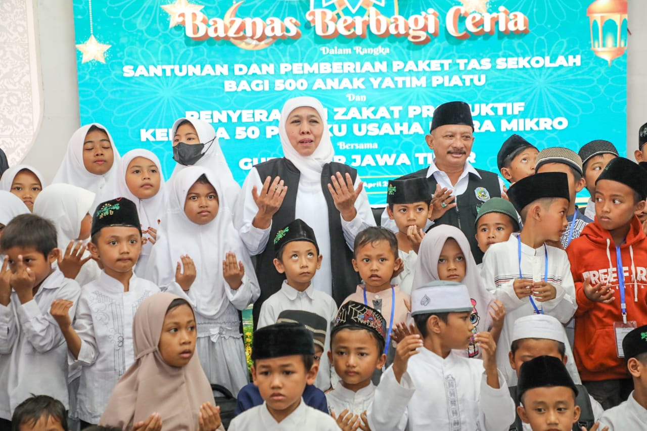 Gubernur Khofifah bersama Baznas Jatim menyerahkan santunan yatim/piatu dan bantuan zakat produktif di Kabupaten Situbondo dan Kabupaten Jember, Sabtu (8/4). 