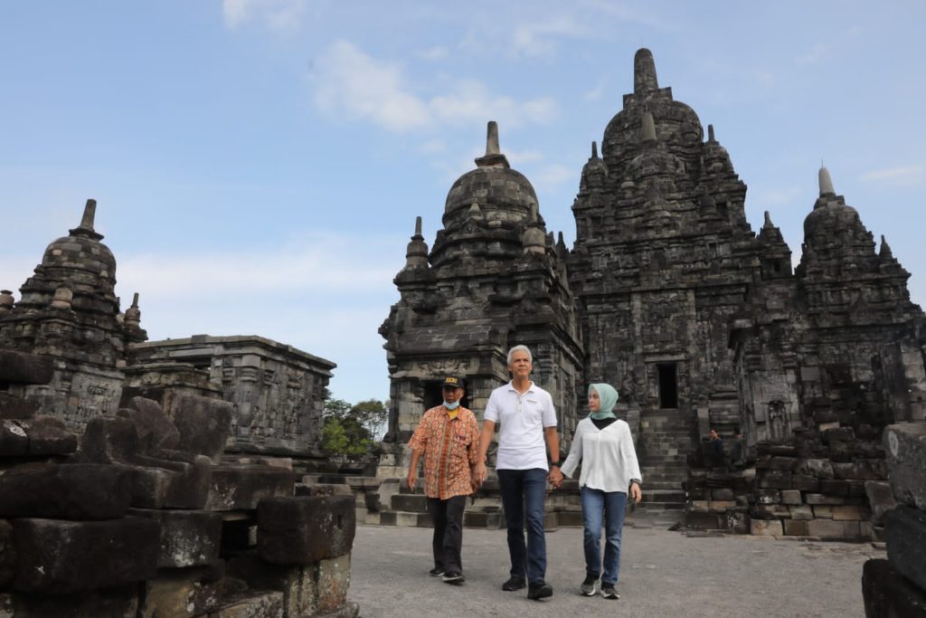 Gubernur Jawa Tengah Ganjar Pranowo saat mengecek persiapan Candi Prambanan menghadapi libur Lebaran, Sabtu (8/4/2023).  