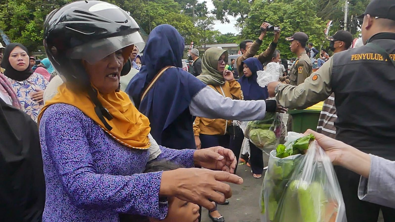 Kelompok Tani dari 11 kecamatan di Kabupaten Temanggung membagikan 8.000 paket sayuran kepada masyarakat, di halaman Pendapa Pengayoman Temanggung dalam kegiatan sedekah sayur.