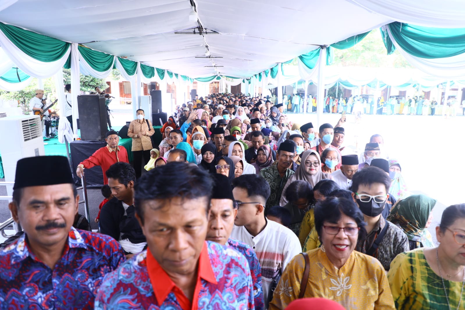 Usai melaksanakan Sholat Ied, Gubernur Jawa Timur Khofifah Indar Parawansa pada hari pertama lebaran menggelar open house yang terbuka untuk Forkopimda, Kepala OPD, dan masyarakat umum di Gedung Negara Grahadi, Sabtu (22/4).
