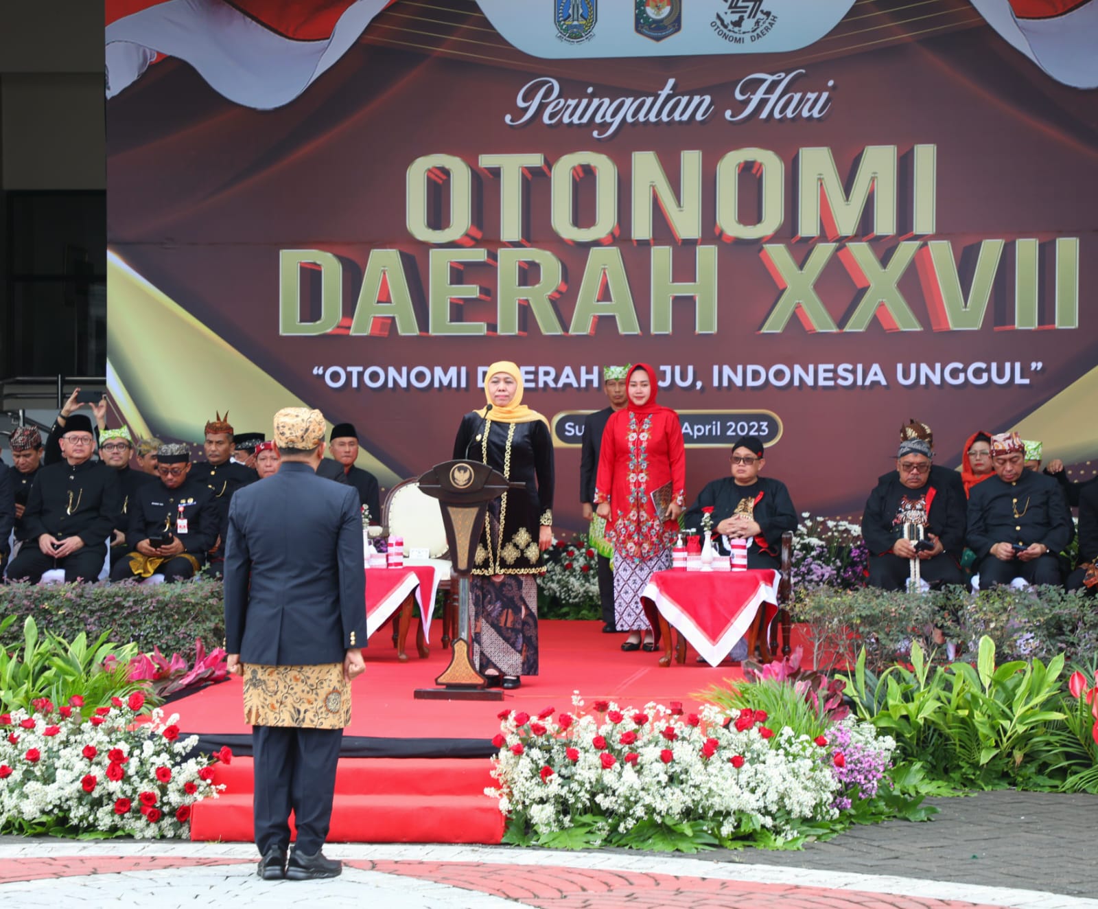 Gubernur Jawa Timur Khofifah Indar Parawansa saat memimpin upacara peringatan Hari Otonomi Daerah (Otoda) XXVII tahun 2023 