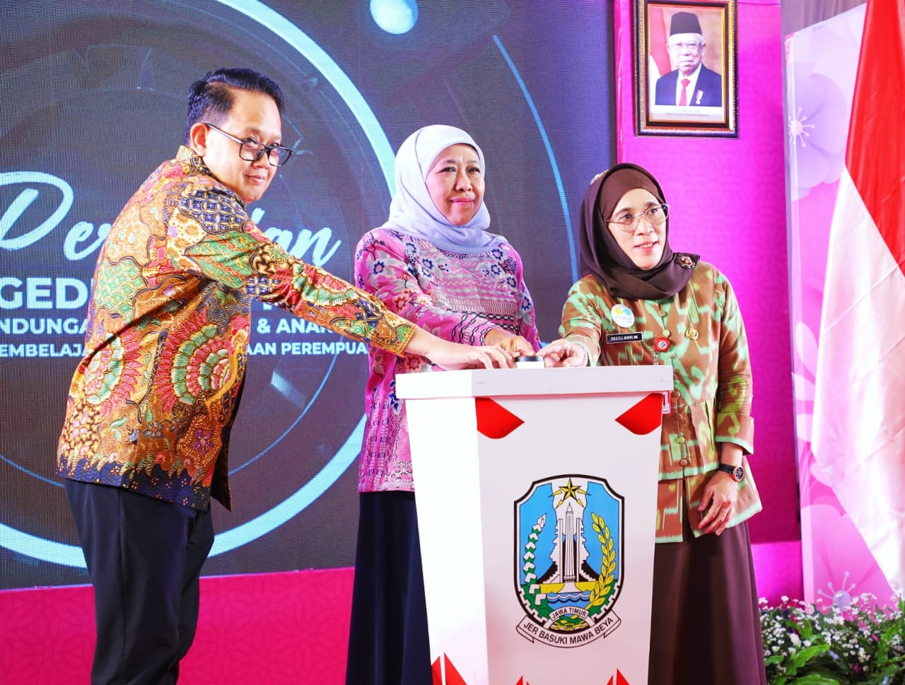 Gubernur Jatim Khofifah Indar Parawansa saat meresmikan Unit Pelaksana Teknis Perlindungan Perempuan dan Anak (UPT PPA) Dinas Pemberdayaan Perempuan Perlindungan Anak dan Kependudukan (DP3AK) Provinsi Jatim, Minggu (30/4) sore. 