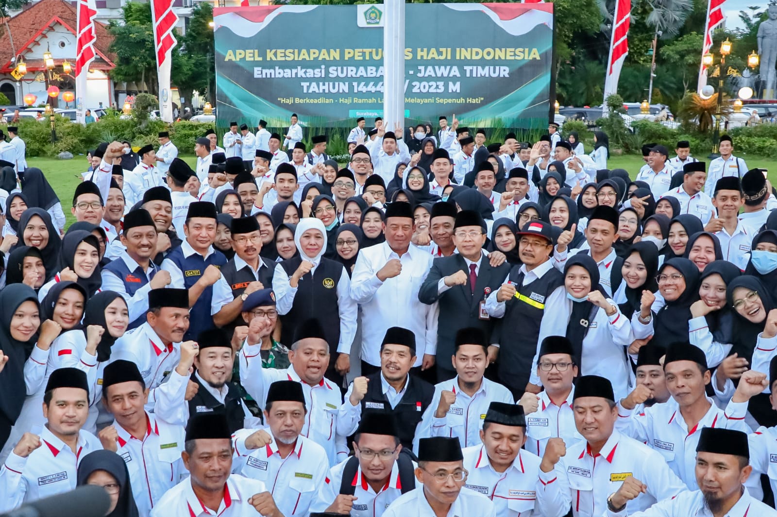 Gubernur Khofifan saat memimpin Apel Kesiapan Petugas Haji Indonesia Embarkasi Surabaya-Jawa Timur Tahun 2023 di Halaman Gedung Negara Grahadi, Kamis (11/5).