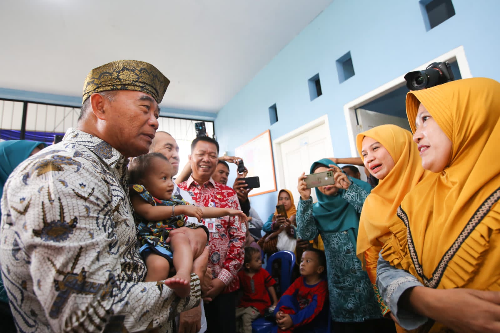 Menko PMK Muhadjir Effendy mengatakan, penanganan stunting harus dilakukan secara berkelanjutan sampai tuntas. Hal itu disampaikannya dalam Dialog Penanganan Stunting Bersama Warga Kelurahan Wonorejo, di Balai Penyuluhan KB Kelurahan Wonorejo, Kecamatan M