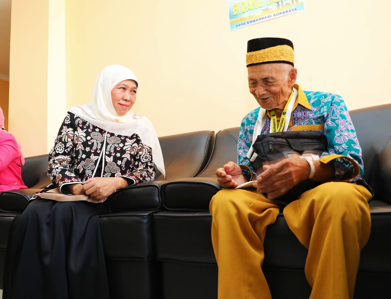 Gubernur Jawa Timur Khofifah Indar Parawansa bersapa menemui Harun warga Pamekasan berusia 119 Tahun yang tercatat sebagai Jamaah Haji tertua se-Indonesia dalam Ibadah Haji tahun 1444 H/2023 M