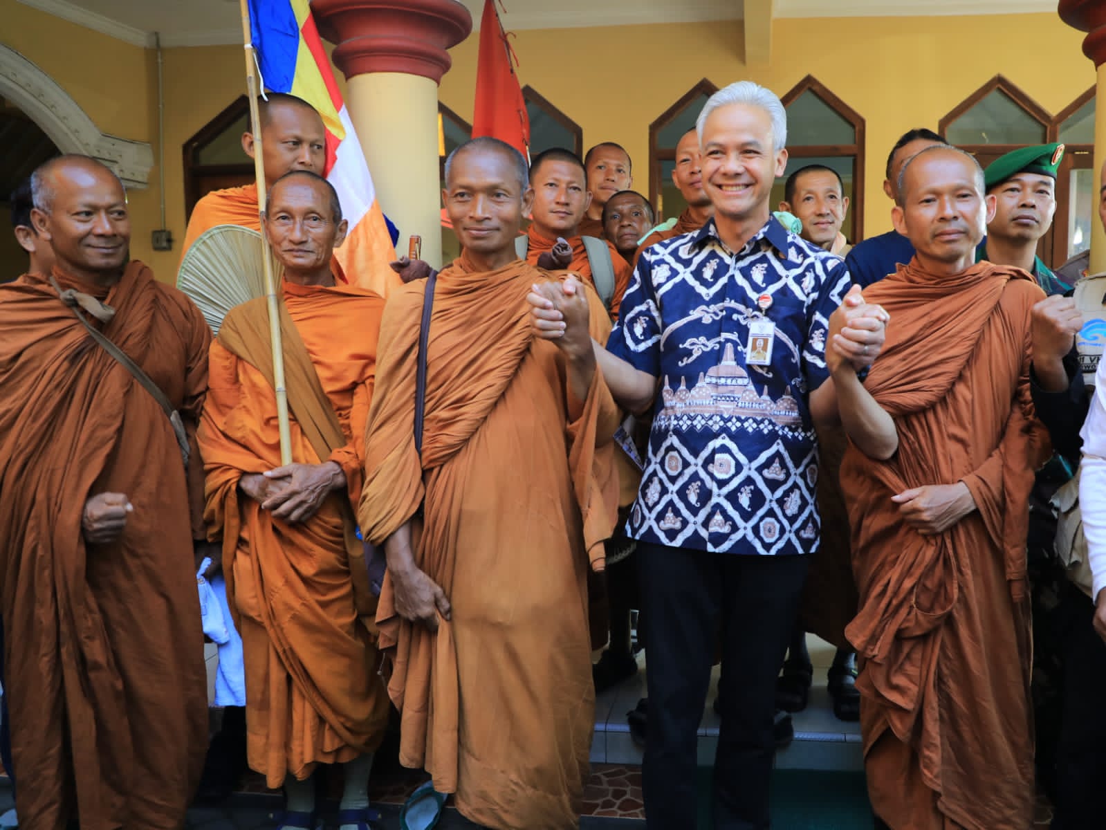 Gubernur Jawa Tengah Ganjar Pranowo saat menyapa 32 bhikkhu yang melakukan ritual thudong dari Thailand ke Indonesia, di Jambu, Kabupaten Semarang, Selasa (30/5/2023)