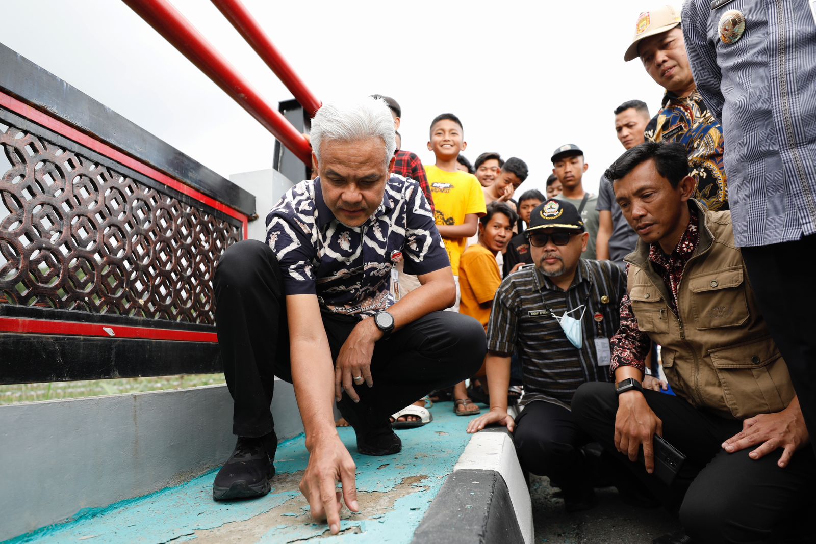 Gubernur Jawa Tengah Ganjar Pranowo saat meninjau jembatan Desa Keseneng, Candiyasan, Wonosobo, Selasa (30/5/2023)