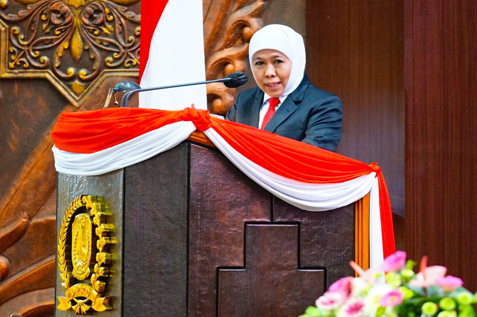 Gubernur Khofifah saat menyampaikan Nota Keuangan Terhadap Rancangan Peraturan Daerah Provinsi Jawa Timur Tentang Pertanggungjawaban Pelaksanaan APBD Provinsi Jawa Timur Tahun Anggaran 2022 dalam Rapat Paripurna di Gedung DPRD Jatim Surabaya, Senin (5/6)