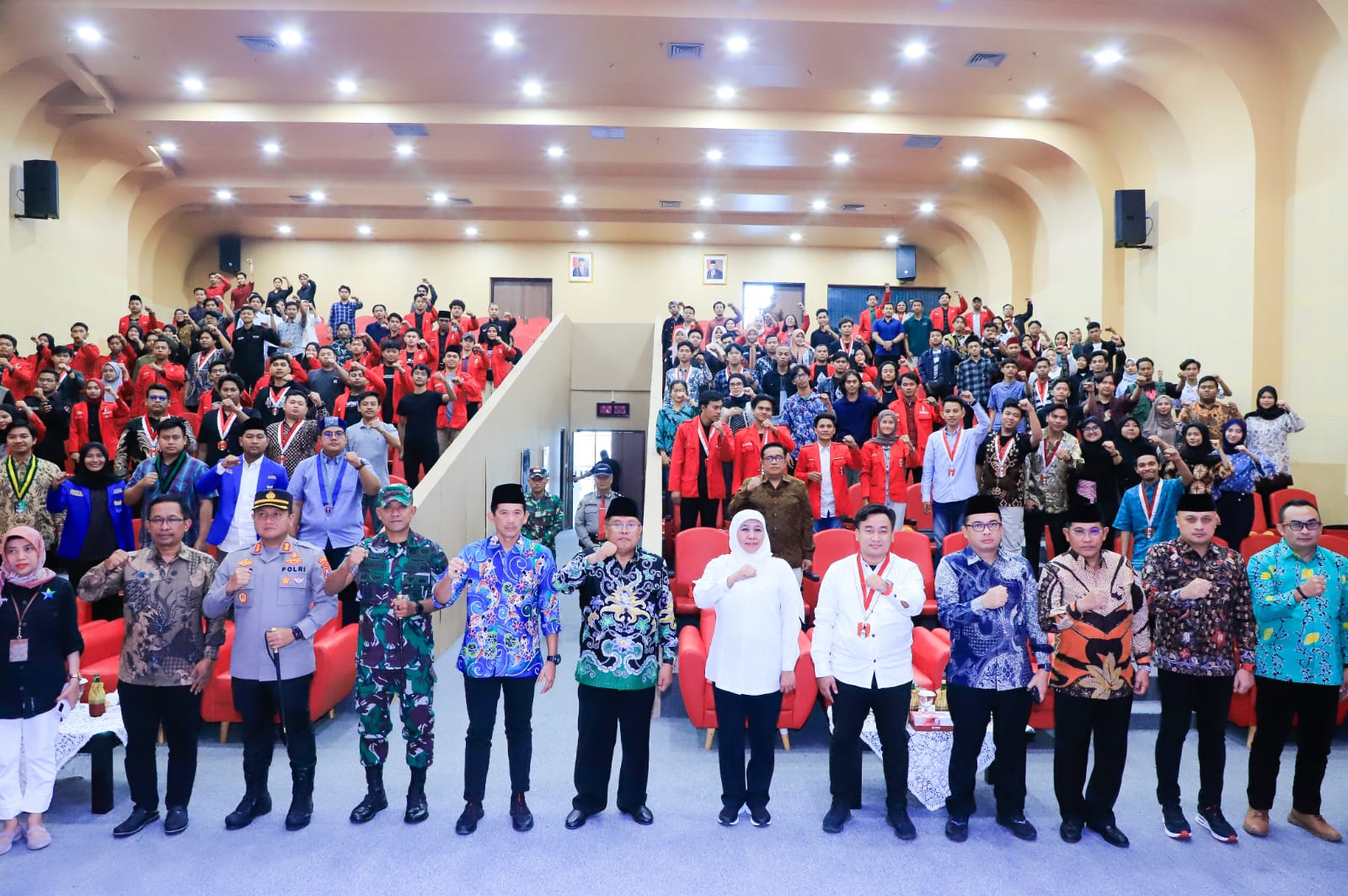 Gubernur Khofifah saat menutup Rapat Pimpinan Daerah Gerakan Mahasiswa Nasional Indonesia (GMNI Jawa Timur) di Auditorium Perpusnas Bung Karno, Blitar, Minggu (25/6).