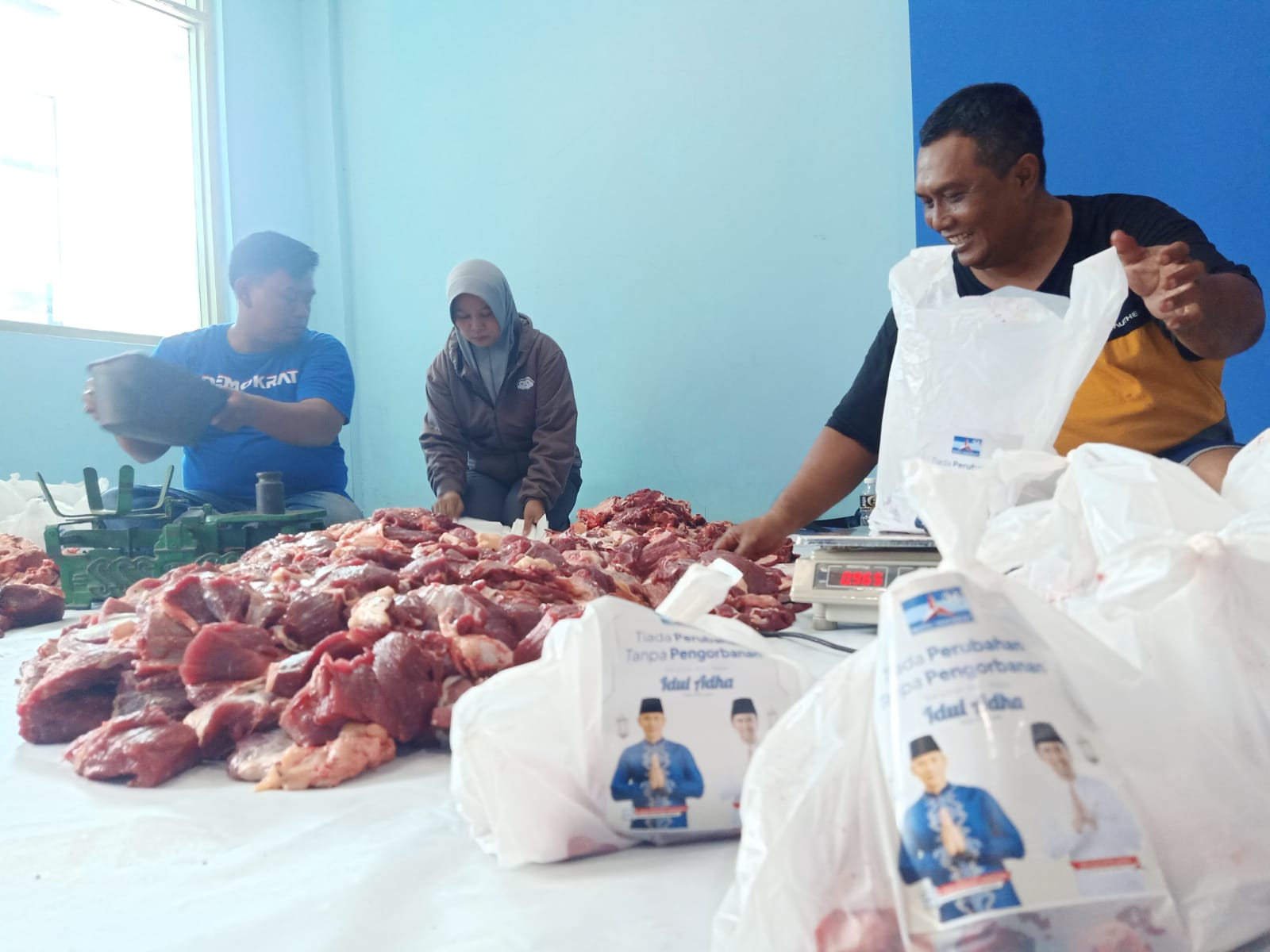 Pembagian hewan kurban sebagai bentuk kesalehan sosial partai Demokrat sebagai institusi politik untuk berbagi antar sesama.