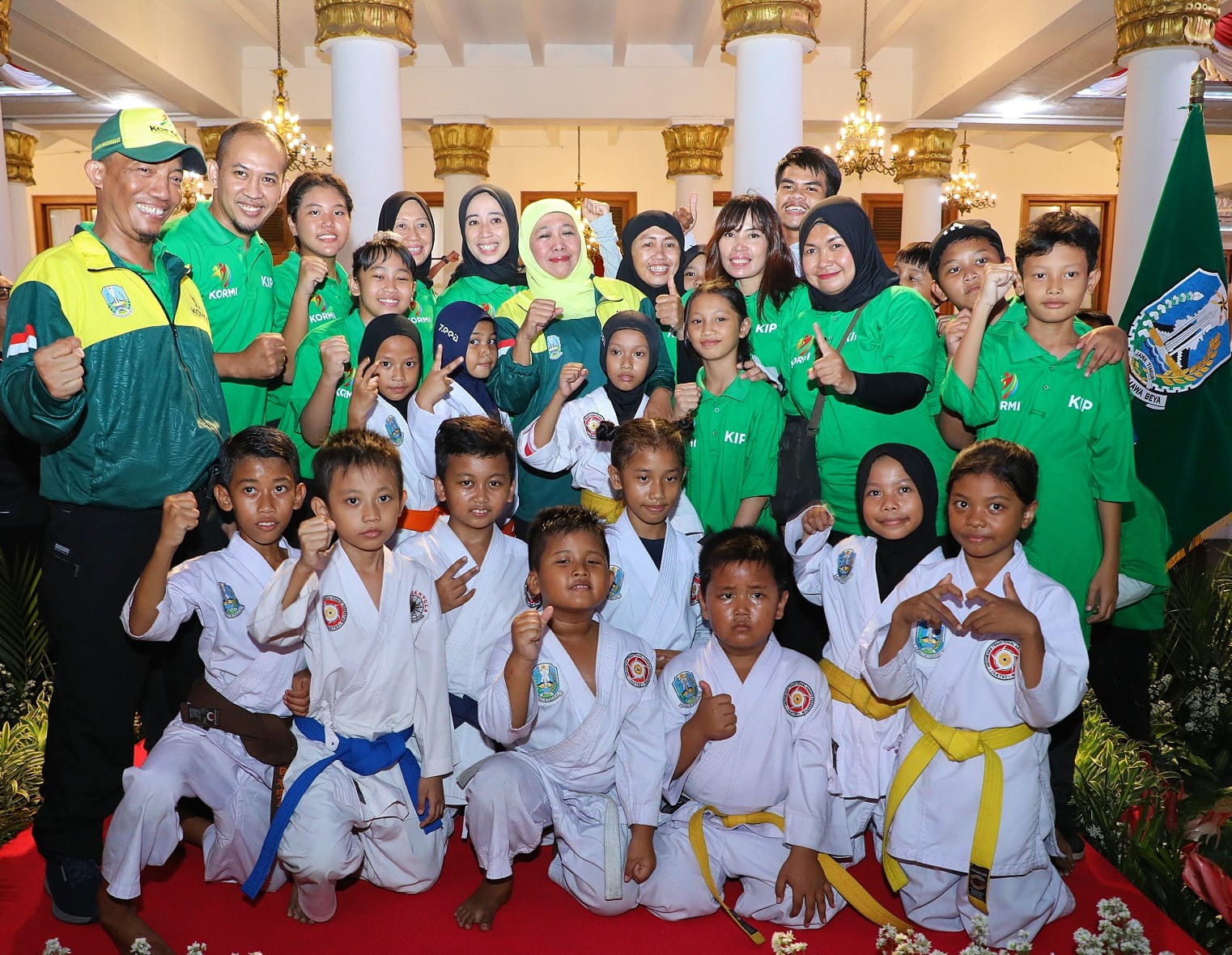 Gubernur Jawa Timur Khofifah Indar Parawansa saat melepas kontingen Komite Olahraga Rekreasi Masyarakat Indonesia (KORMI) Jatim di ajang Festival Olahraga Masyarakat Nasional (Fornas) VII di Bandung