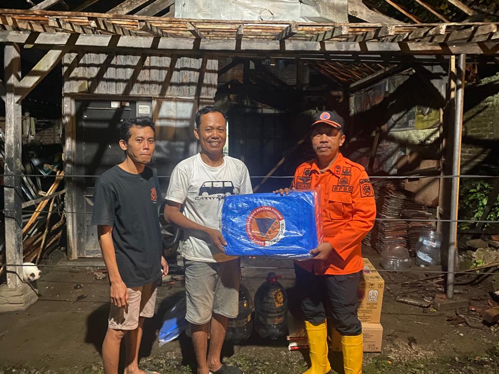 Pemprov Jatim mengirimkan bantuan kedaruratan bencana berupa 150 paket sembako dan 100 terpal ke Kab. Pacitan, Sabtu (1/7).