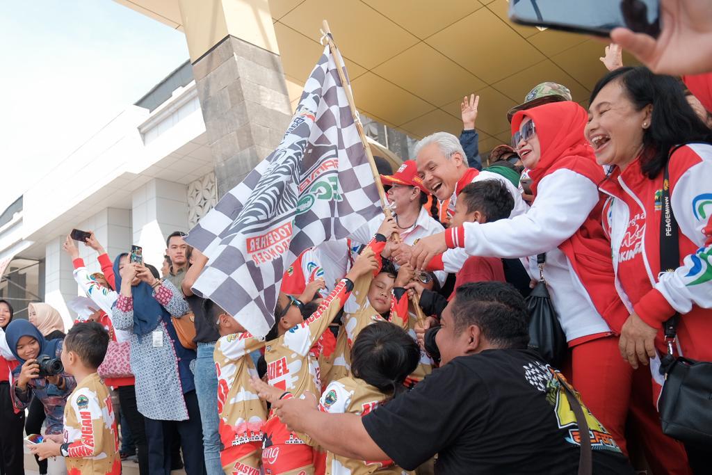 Gubernur Jawa Tengah Ganjar Pranowo saat melepas kontingen Jawa Tengah untuk mengikuti Festival Olahraga Rekreasi Nasional (Fornas) VII, di kompleks Stadion Jatidiri, Semarang, Minggu (2/7/2023).