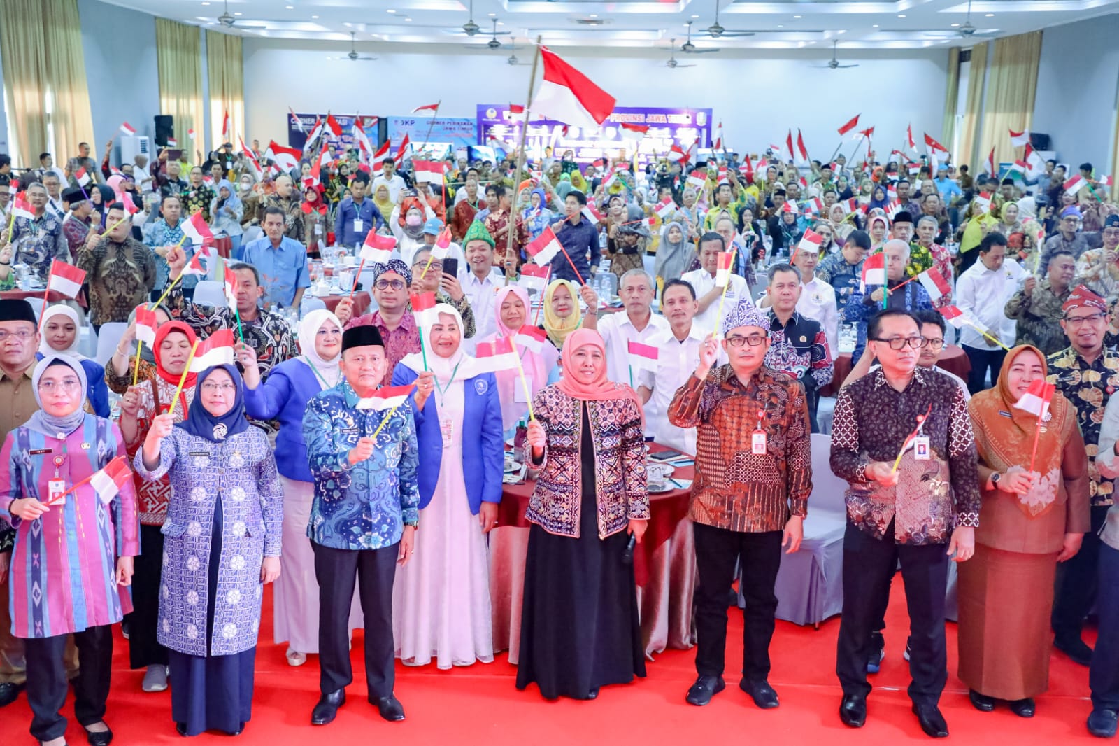 Gubernur Jawa Timur Khofifah Indar Parawansa mengajak masyarakat menyanyikan lagu berjudul bendera karya band Coklat