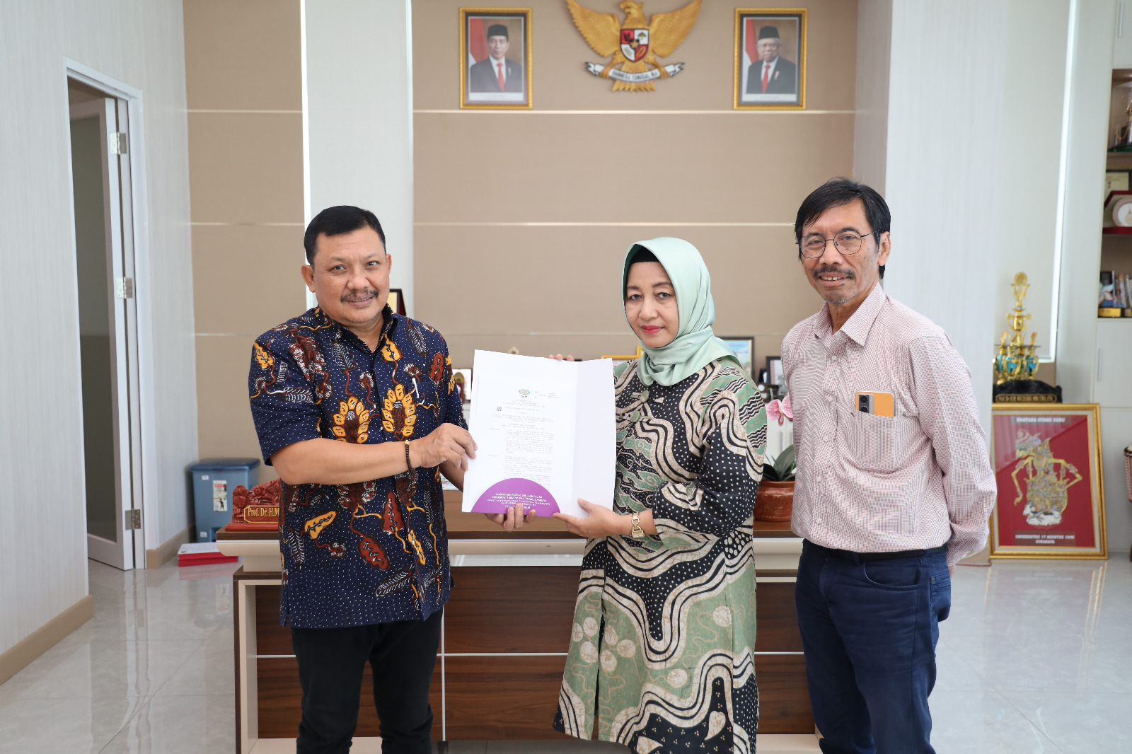 Rektor Untag SurabayaSurabaya, Prof. Dr. Mulyanto Nugroho, M.M., CMC., CPA., saat menyerahkan status akreditasi prodi MIKom kepada Dekan Fakultas Ilmu Sosial Dan Politik (FISIP) Untag Surabaya, Dr. Dra. Ayun Maduwinarti, M.P