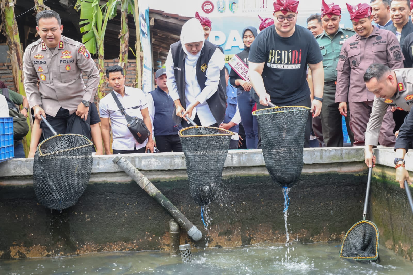 Gubernur Khofifah saat melakukan panen 1,6 ton lele mutiara dengan sistem sirkulasi air di Peternakan Republik Lele, Desa Tulungrejo Pare Kab. Kediri, Kamis (6/7).