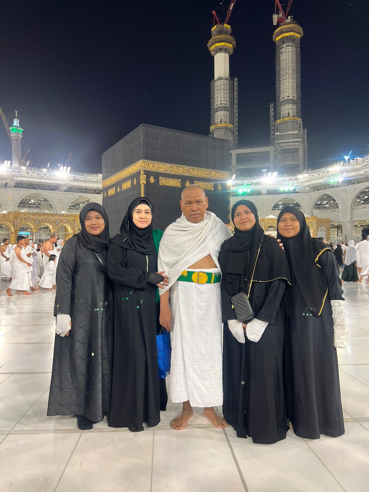 Jamaah Haji asal Surabaya saat berfoto bersama di Masjidil Haram sebagai kenang kenangan. 