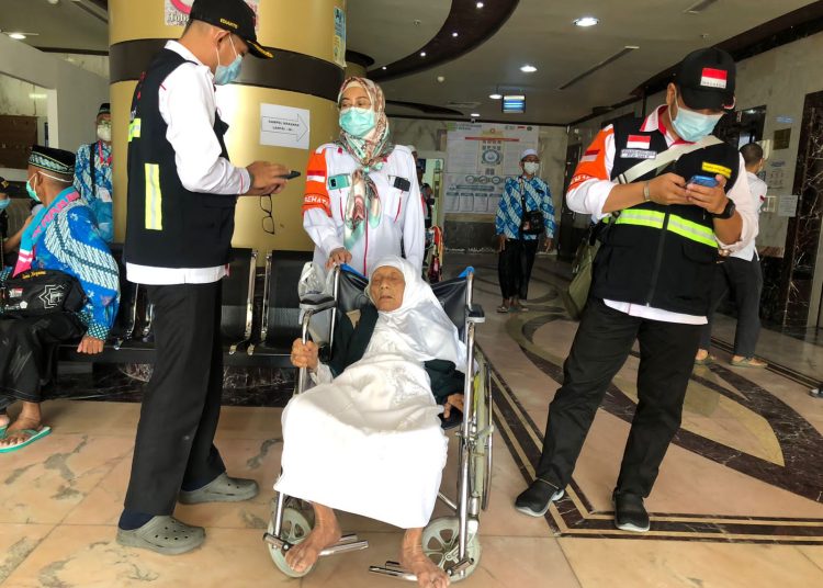 Tanazul merupakan pemulangan jemaah haji melalui kloter yang berbeda dengan kloter keberangkatan karena alasan sakit dan kriteria laik terbang. 