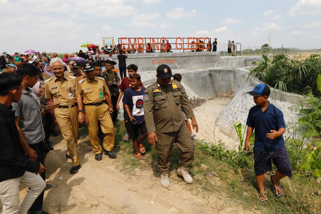 Gubernur Ganjar Pranowo saat meninjau pembangunan Embung Glebeg, di Desa Glebeg, Kecamatan Sulang, Kabupaten Rembang, Senin (10/7/2023).