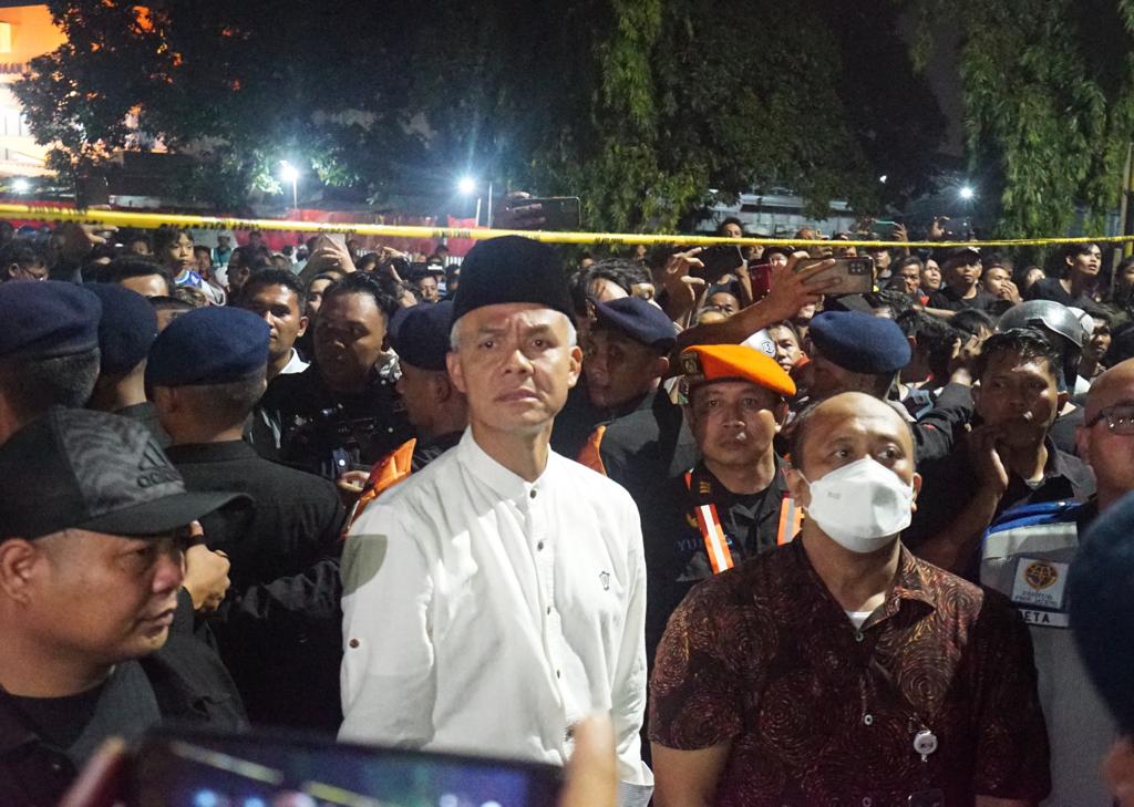 Gubernur Jawa Tengah Ganjar Pranowo meninjau lokasi kecelakaan KA Brantas dan truk kontainer di perlintasan kereta api Jalan Madukoro Raya, Semarang Barat, Kota Semarang, Selasa (18/7/2023) malam.