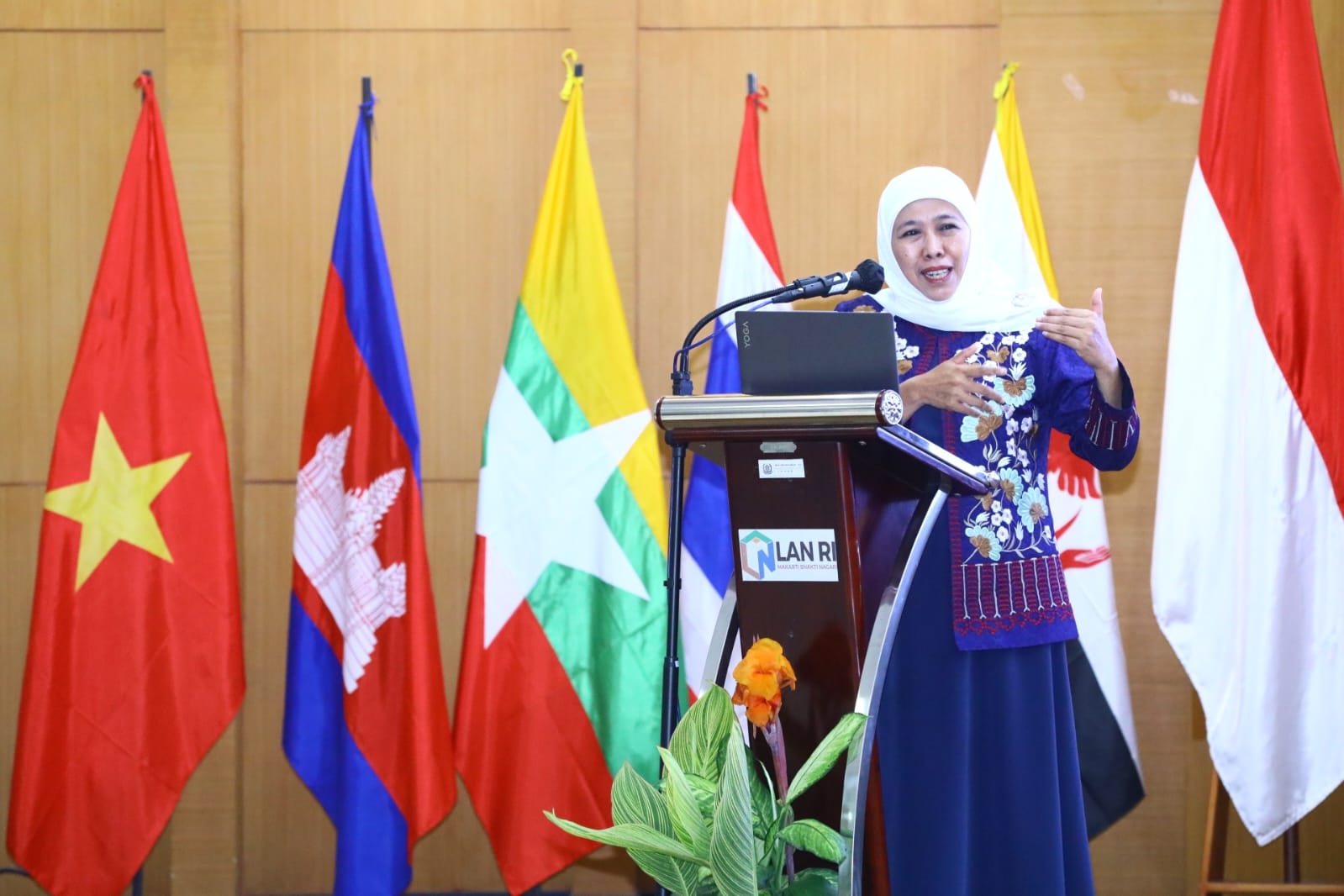 Gubernur Jawa Timur Khofifah Indar Parawansa memberikan materi dalam Pelatihan Kepemimpinan Nasional (PKN) Tk.II Angkatan XIV di Puslatbang KMP LAN Makassar,  Selasa (25/7).