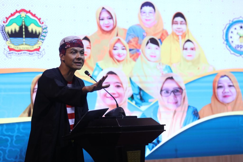 Gubernur Jawa Tengah Ganjar Pranowo memberikan semangat perjuangan perempuan, dalam pelantikan Jam’iyyah Perempuan Pengasuh Pondok Pesantren dan Mubalighoh (JP3M) Jawa Tengah Periode 2023-2028, di Grhadhika Bhakti Praja, Kamis (27/7/2023). 