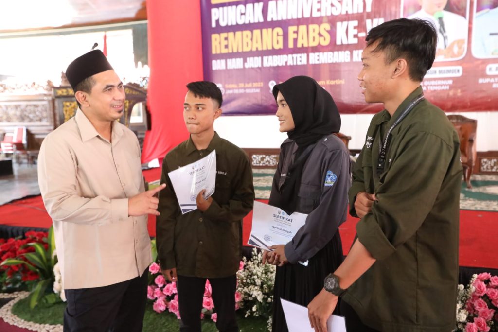 wagub Gus Yasin saat menghadiri puncak Anniversary Rembang FABS (Forum Anak Beasiswa Rembang) VI , serta Hari Jadi ke-282 Kabupaten Rembang, di Pendapa Museum Kartini, Sabtu (29/7/2023).