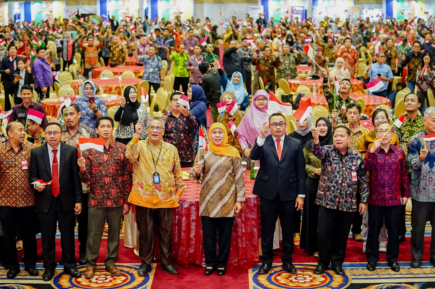 Gubernur Jawa Timur Khofifah Indar Parawansa saat mengukuhkan Forum Industri Hijau di sela kegiatan Gebyar Kreatifitas dan Inovasi Industri Jawa Timur di Graha Universitas Negeri Surabaya (UNESA), Jumat (28/7).