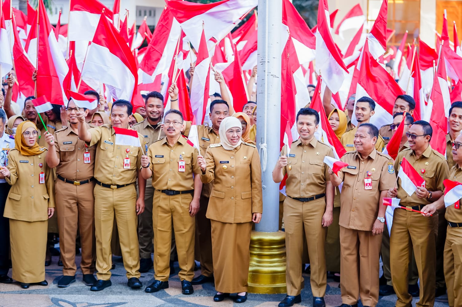 Gubernur Khofifah mengajak masyarakat untuk menggelorakan semangat nasionalisme dan patriotisme menyambut Bulan Kemerdekaan RI dengan mengibarkan bendera merah putih
