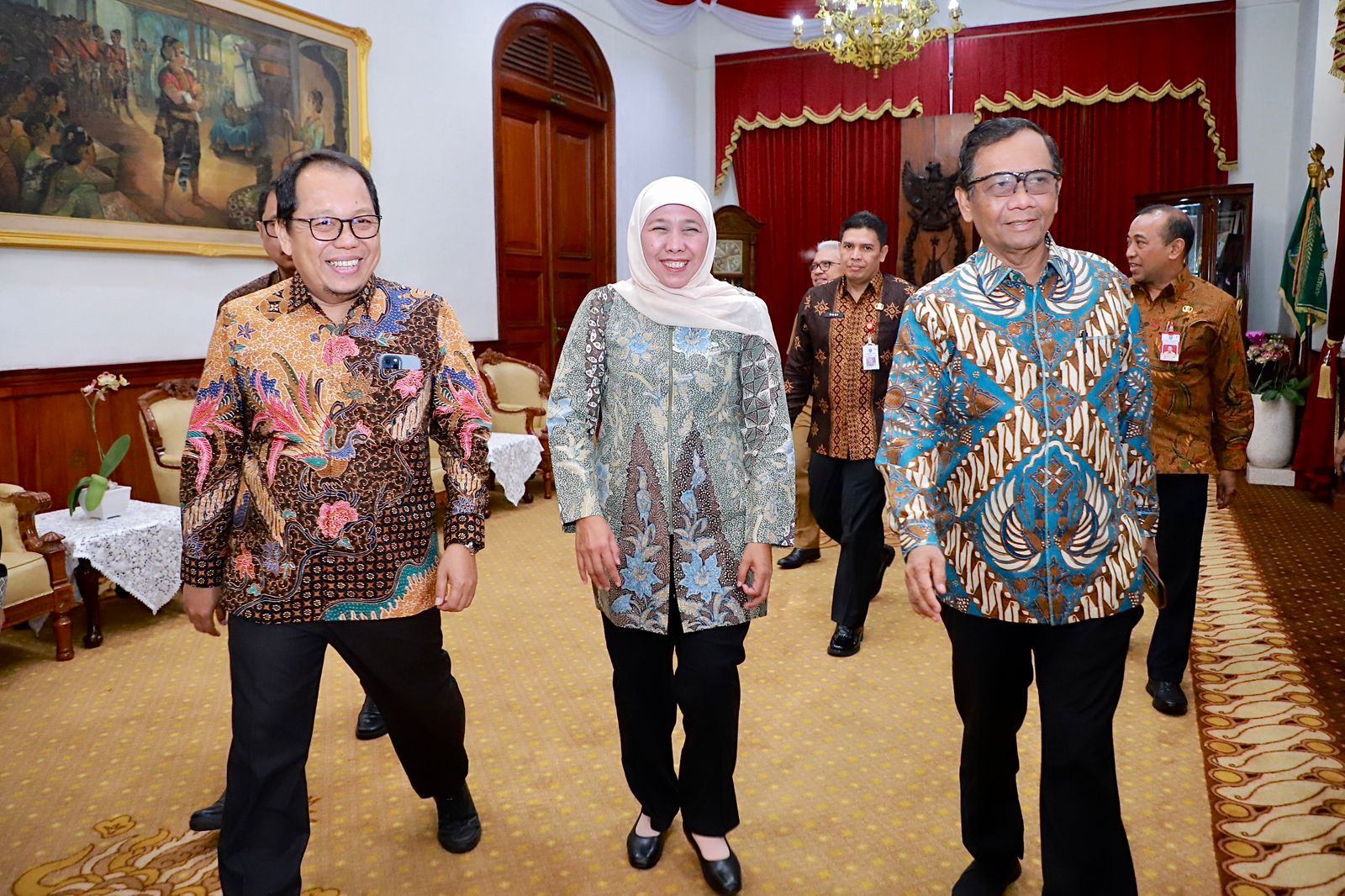 Gubernur Khofifah bersama Menkopolhukam Mahfud MD saat akan menghadiri Forum Diskusi Sentra Penegakan Hukum Terpadu (Gakkumdu) Wujudkan Pemilu Bersih di Surabaya, Selasa (8/8). 