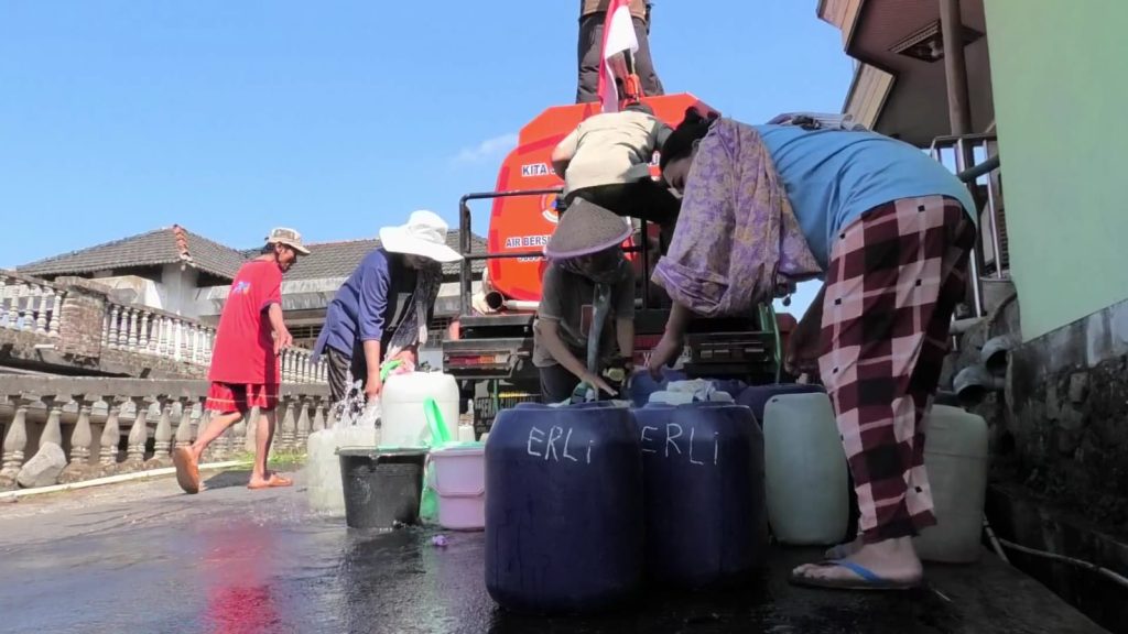 Warga langsung menyerbu droping air bersih dari BPBD Temanggung. Dengan membawa jerigen dan ember, warga mengantre untuk mendapatkan air bersih.