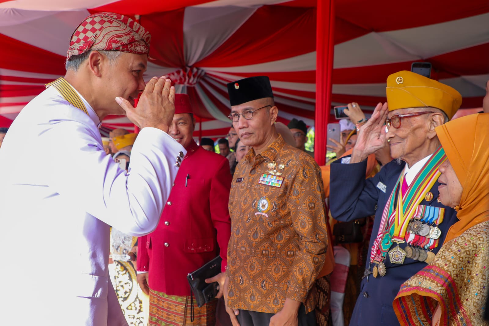  Jawa Tengah Ganjar Pranowo seusai memimpin upacara HUT ke 78 RI di Lapangan Pancasila (Simpanglima) Semarang, Kamis (17/8/2023).