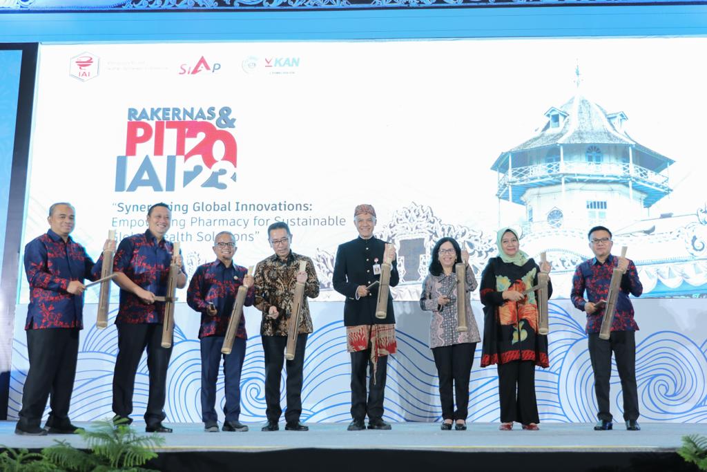 Gubernur Jawa Tengah Ganjar Pranowo 
 pada pembukaan Rapat Kerja Nasional (Rakernas) dan Pertemuan Ilmiah Tahunan (PIT) Tahun 2023 Ikatan Apoteker Indonesia, di Hotel Grand Mercure, Solo Baru, Sukoharjo, Kamis (24/8/2023).

