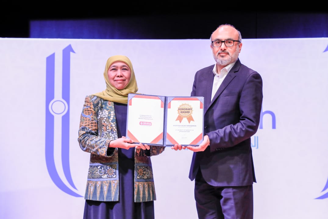 Gubernur Jawa Timur Khofifah Indar Parawansa saat menerima penganugerahan Honorary Award for Global Peace and Women Empowerment atau Perdamaian Gobal dan Pemberdayaan Perempuan dari Minhaj-Ul-Quran International, organisasi islam internasional