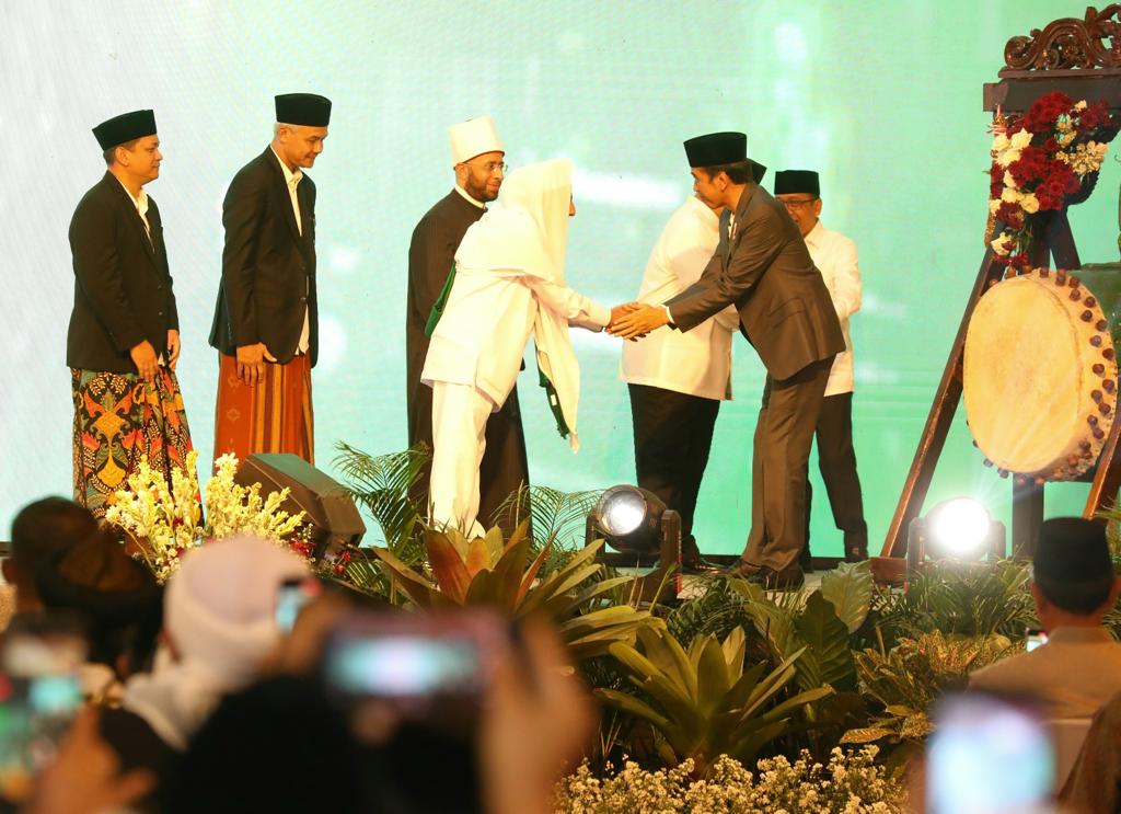 Gubernur Jawa Tengah, Ganjar Pranowo mendampingi Presiden RI Joko Widodo membuka Muktamar Sufi Dunia di Pekalongan, Selasa (29/8/2023). 