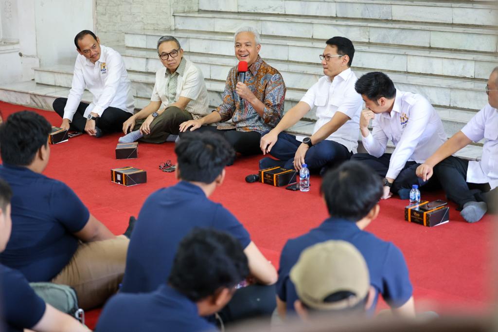  Gubernur Jawa Tengah Ganjar Pranowo, saat melepas 34 orang mahasiswa dari Jateng yang akan magang kerja di Republik Ceko, di rumah dinasnya, Kamis (31/8/2023)