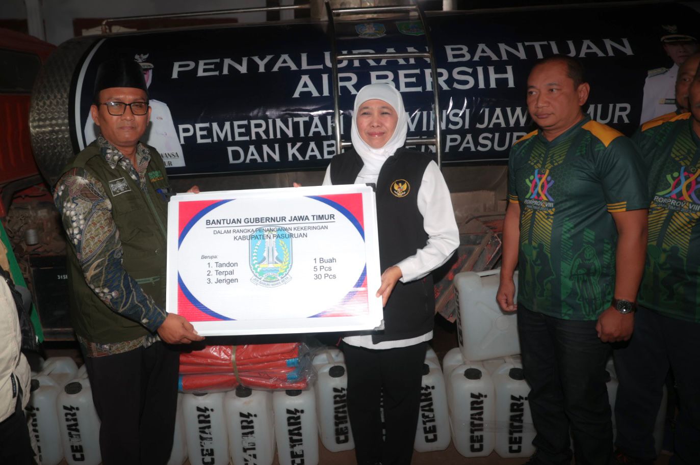 Gubernur Jawa Timur Khofifah Indar Parawansa menyalurkan bantuan air bersih kepada warga yang terdampak kekeringan di Desa Pasrepan, Kec. Pasrepan, Kab. Pasuruan pada Sabtu (2/9) malam. 