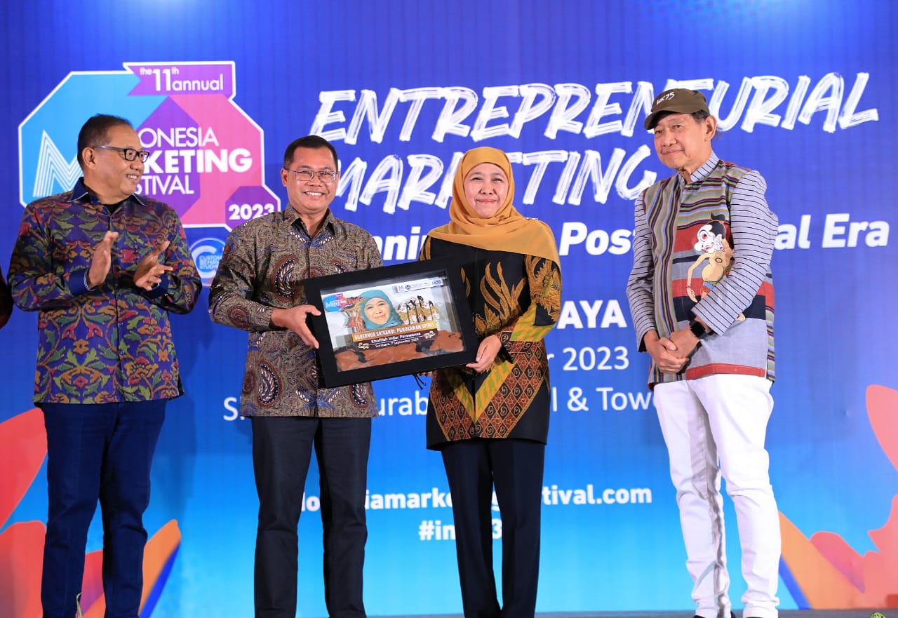  Gubernur Jawa Timur Khofifah Indar Parawansa meraih penghargaan Gubernur Srikandi: Punokawan Spirit dari Markplus.Inc di acara Indonesia Marketing Festival Jatim 