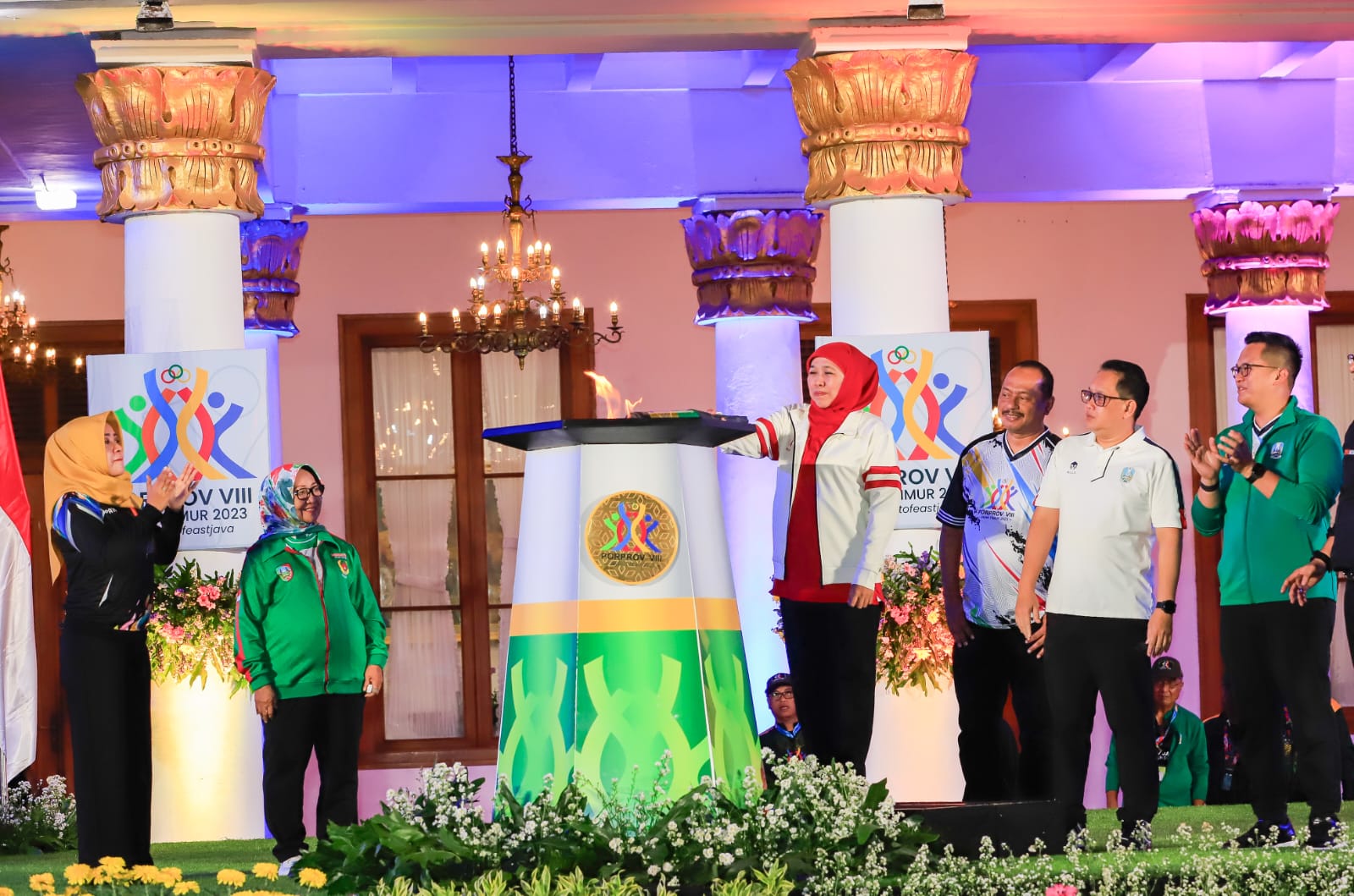 Gubernur Jawa Timur, Khofifah Indar Parawansa menerima kirab obor api Pekan Olahraga Provinsi (Porprov) VIII Jawa Timur tahun 2023 di Halaman Gedung Negara Grahadi, Kamis (7/9) malam