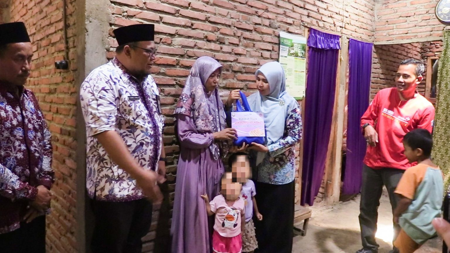 Wakil Bupati Rembang Mochamad Hanies Cholil Barro’, dengan menyerahkan secara simbolis bantuan telur kepada dua ibu, yang anaknya terkena stunting, di Pendapa Kecamatan Sedan, Jumat (15/9/2023).