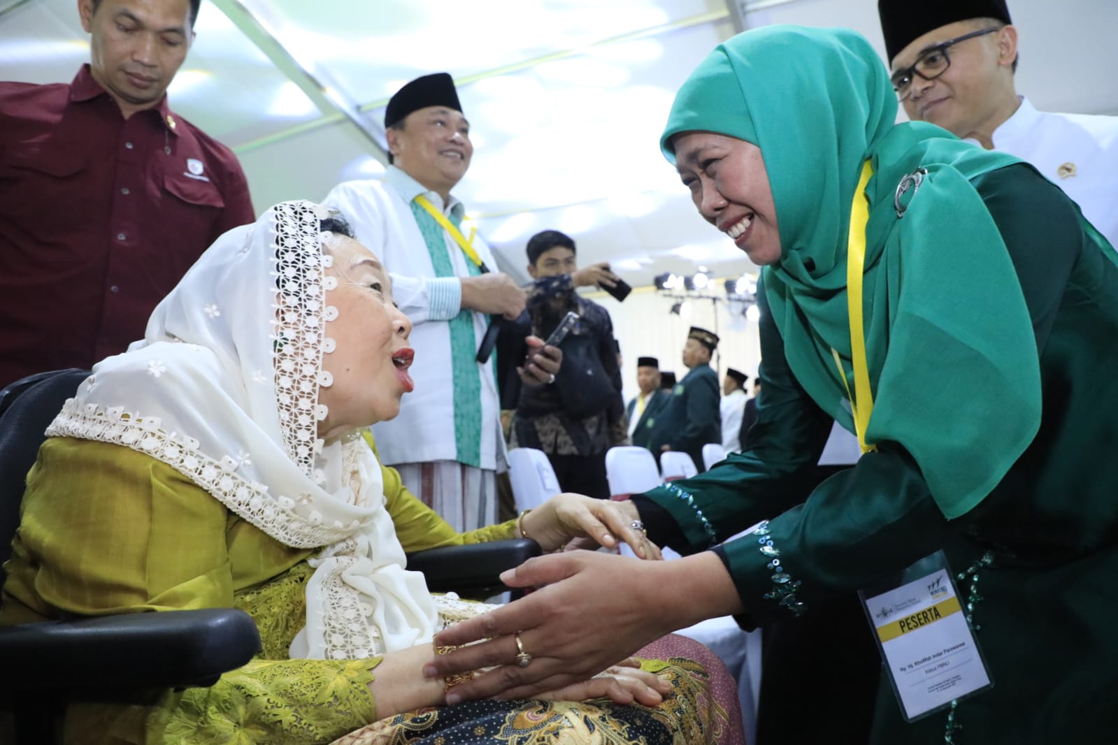 Gubernur Jawa Timur Khofifah Indar Parawansa yang juga Ketua Umum PP Muslimat NU dan Sinta Nuriyah saat menghadiri Munas dan Konbes Nahdlatul Ulama di Pondok Pesantren Al Hamid Cilangkap, Jakarta Timur, Senin (18/9).