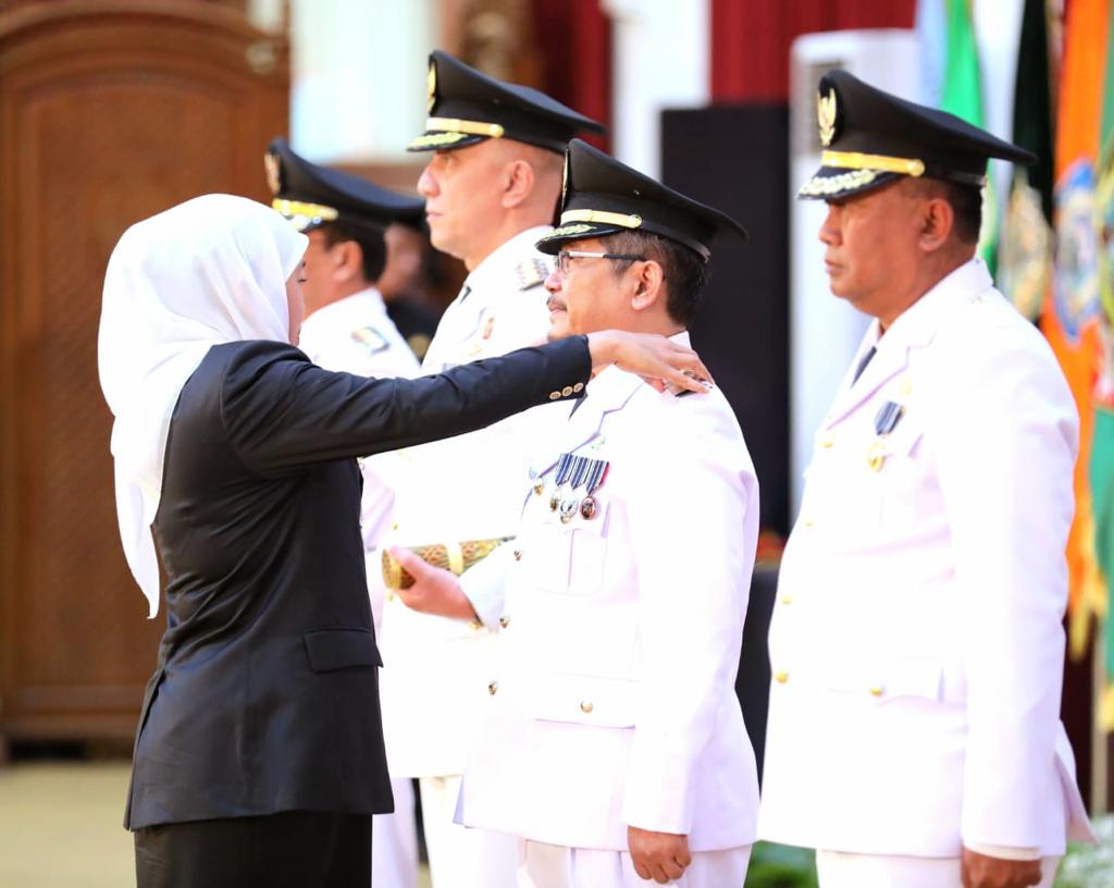 Gubernur Jawa Timur Khofifah Indar Parawansa saat melantik dan mengambil sumpah jabatan enam Penjabat (Pj) Bupati untuk kabupaten yang kepala daerahnya habis masa jabatannya hari ini, di Gedung Negara, Grahadi, Surabaya, Minggu (24/9).