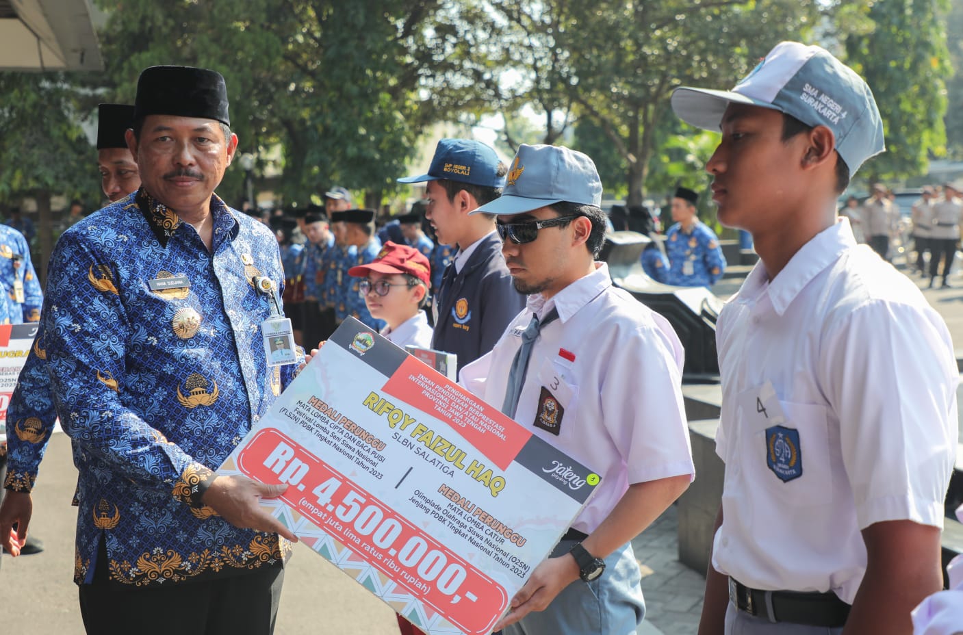 Penjabat (Pj) Gubernur Jawa Tengah Nana Sudjana menyerahkan penghargaan kepada Lima siswa beprestasi asal Jawa Tengah pada Hari Kesaktian Pancasila, Minggu (1/10/2023). 