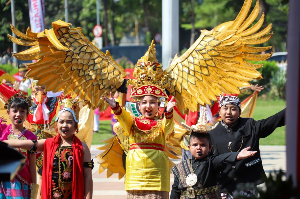 Upacara Peringatan Hari Kesaktian Pancasila di halaman Gedung Grahadi Surabaya, Minggu (1/10). 
