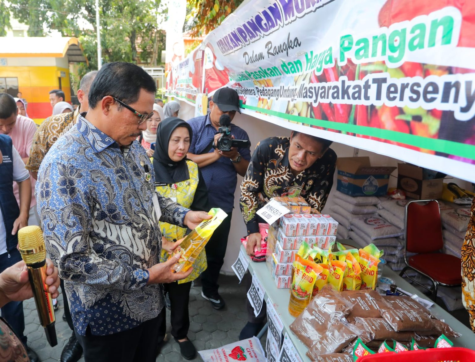 Penjabat (Pj) Gubernur Jateng Nana Sudjana saat meninjau Gerakan Pangan Murah (GPM) yang diadakan di kantor Kecamatan Pasarkliwon, Kota Surakarta, Rabu (4/10/2023).
