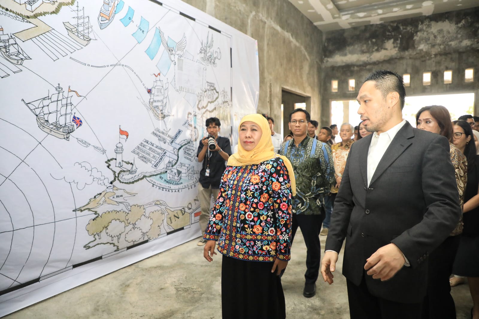 Gubernur Jawa Timur Khofifah Indar Parawansa saat meninjau bangunan awal King's College London di KEK Singhasari, Senin (23/10).