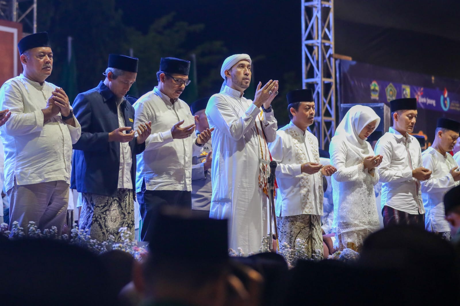 Puluhan ribu orang santri tumpah-ruah menghadiri Jateng Bersholawat, memenuhi Alun-alun Kabupaten Demak, Kamis (2/11/2023) malam.