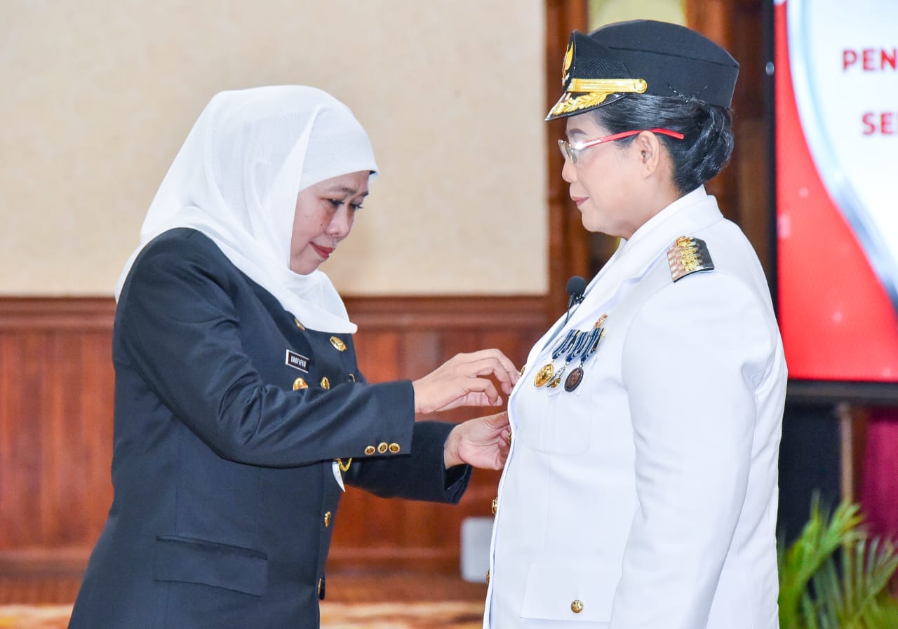 Gubernur Jawa Timur Khofifah Indar Parawansa melantik Penjabat (Pj) Walikota Kediri Zanariah di Gedung Negara Grahadi, Surabaya, Jumat (3/11). 